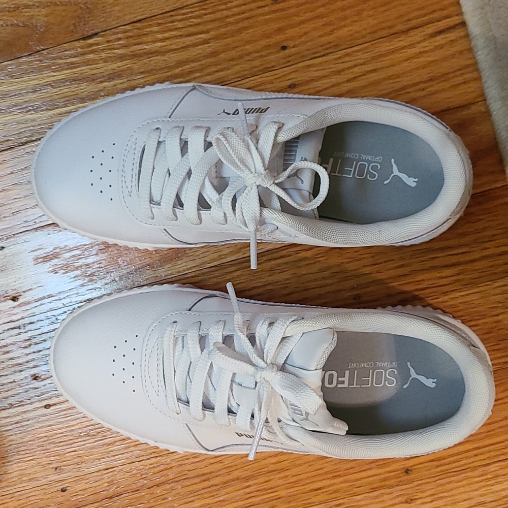 Size 7 puma sneakers